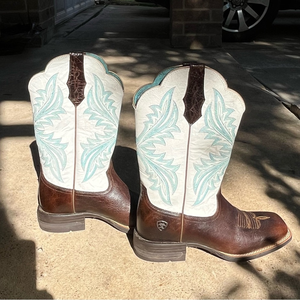 Ariat Brown Leather Western Boots with White Shaft and Beautiful Stitching NWOT - Picture 7 of 14